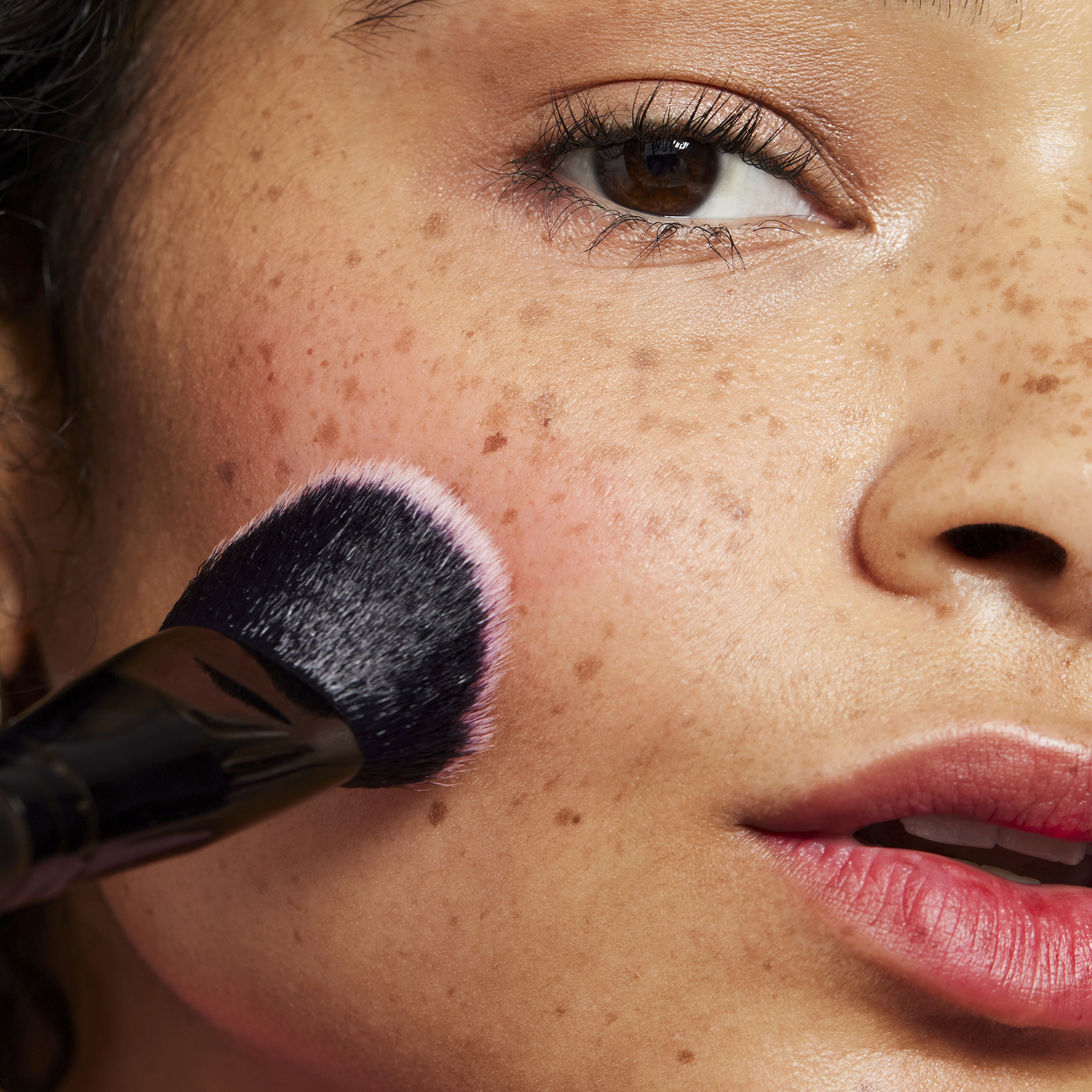 E.L.F. STAIN & TINT BLENDING BRUSH (BROCHA DE RUBOR DE MAQUILLAJE CON CERDAS DENSAS)